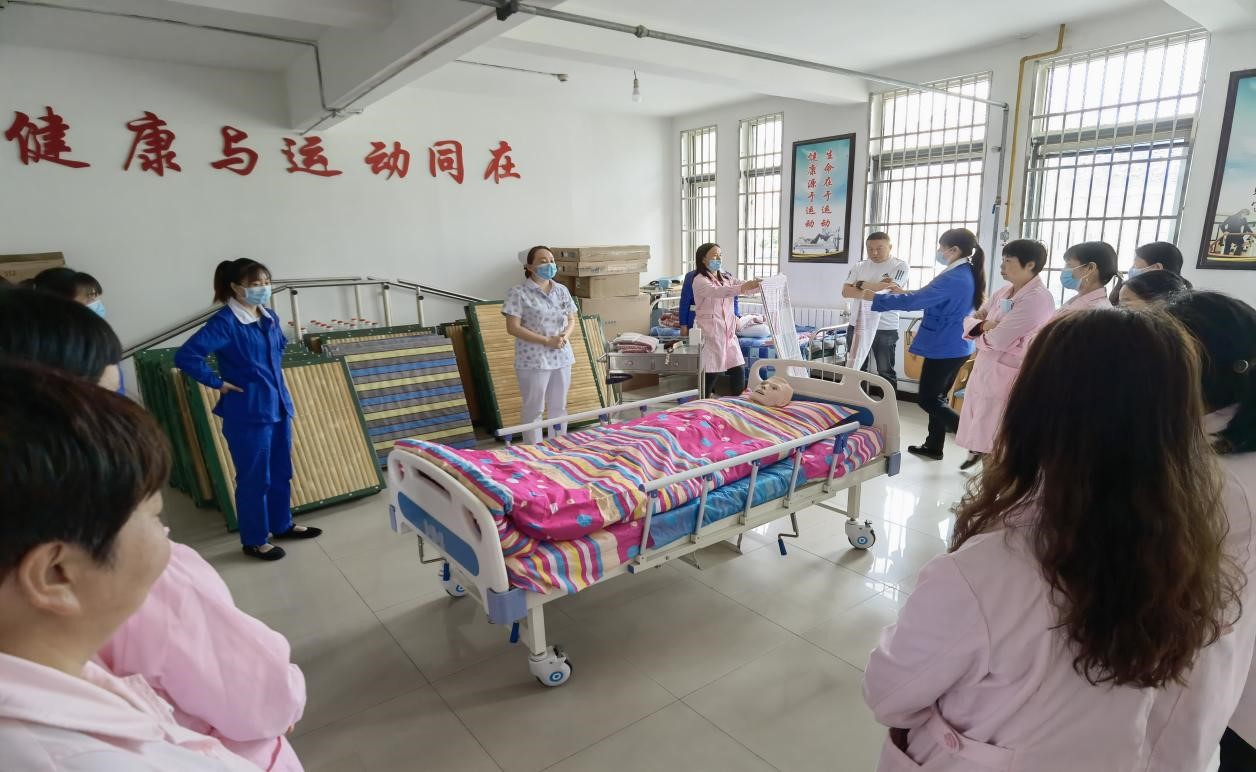 以培训提技能以学习提素质--宁强县中心敬老院养老护理员技能培训(图3)